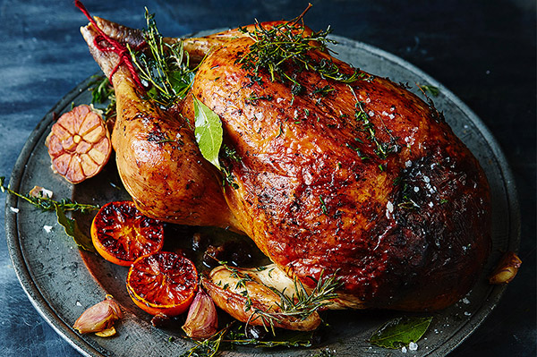 Het recept voor kalkoen voor het nieuwe jaar 2017 en kerst - in de oven, multivark, in een koekenpan, met zure roomsaus en groenten