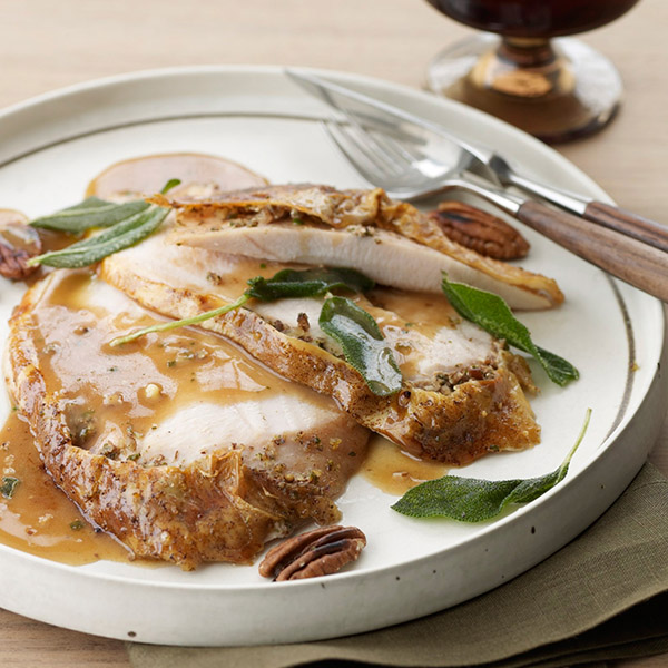 Het recept voor kalkoen voor het nieuwe jaar 2017 en kerst - in de oven, multivark, in een koekenpan, met zure roomsaus en groenten