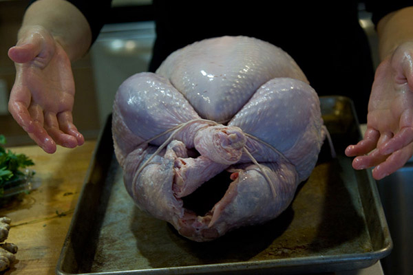 Het recept voor kalkoen voor het nieuwe jaar 2017 en kerst - in de oven, multivark, in een koekenpan, met zure roomsaus en groenten