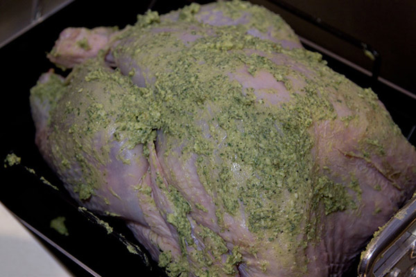 Het recept voor kalkoen voor het nieuwe jaar 2017 en kerst - in de oven, multivark, in een koekenpan, met zure roomsaus en groenten