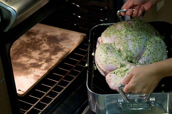 Het recept voor kalkoen voor het nieuwe jaar 2017 en kerst - in de oven, multivark, in een koekenpan, met zure roomsaus en groenten