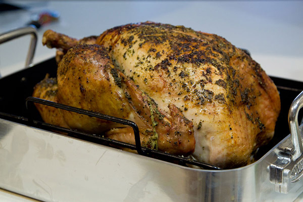 Het recept voor kalkoen voor het nieuwe jaar 2017 en kerst - in de oven, multivark, in een koekenpan, met zure roomsaus en groenten