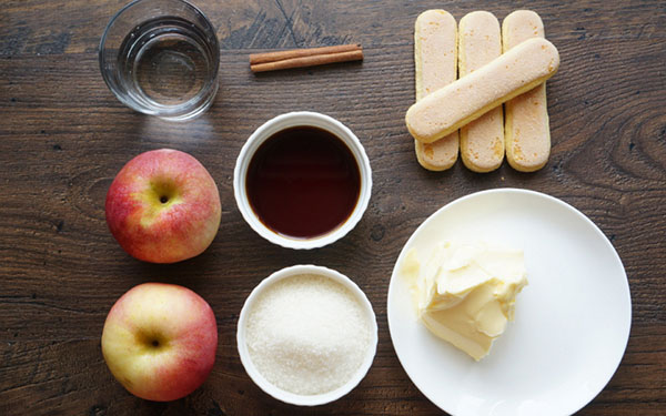 Recept voor exquise appel charlotte met koekjes Savoyardi