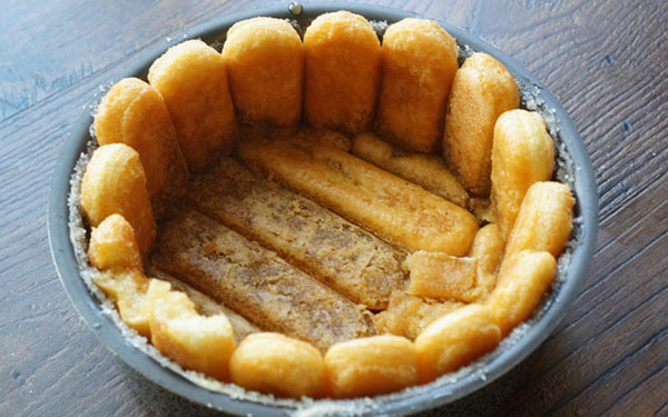 Recept voor exquise appel charlotte met koekjes Savoyardi