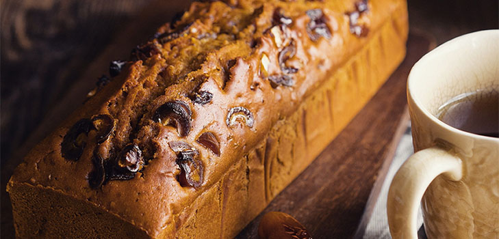 Recept voor geweldige romige honingcake met dadels en noten