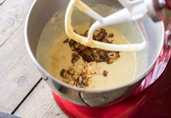 Recept voor geweldige romige honingcake met dadels en noten