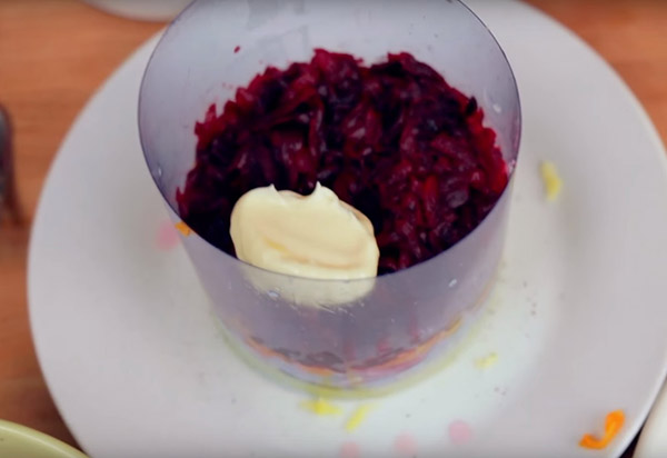 Recept voor haring onder de pelsjas voor Oud en Nieuw thuis - klassiek, rol, met appel stap voor stap