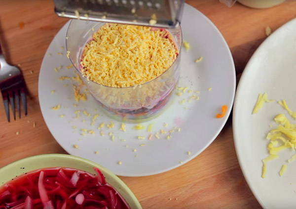 Recept voor haring onder de pelsjas voor Oud en Nieuw thuis - klassiek, rol, met appel stap voor stap