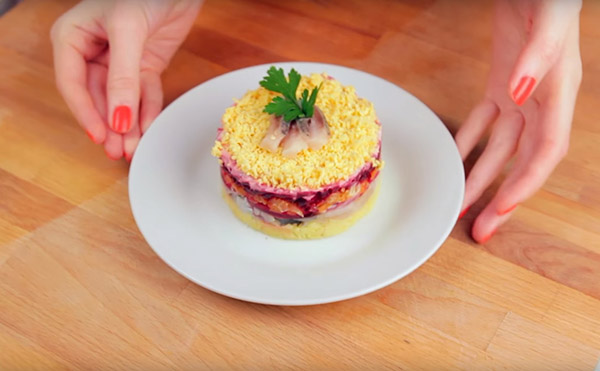 Recept voor haring onder de pelsjas voor Oud en Nieuw thuis - klassiek, rol, met appel stap voor stap