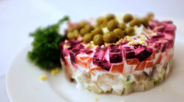 Recept voor haring onder de pelsjas voor Oud en Nieuw thuis - klassiek, rol, met appel stap voor stap