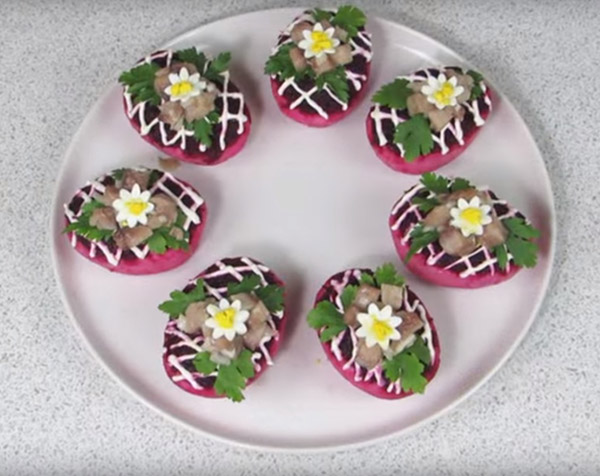 Recept voor haring onder de pelsjas voor Oud en Nieuw thuis - klassiek, rol, met appel stap voor stap