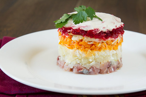 Recept voor haring onder de pelsjas voor Oud en Nieuw thuis - klassiek, rol, met appel stap voor stap