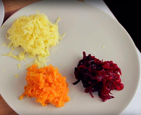 Recept voor haring onder de pelsjas voor Oud en Nieuw thuis - klassiek, rol, met appel stap voor stap