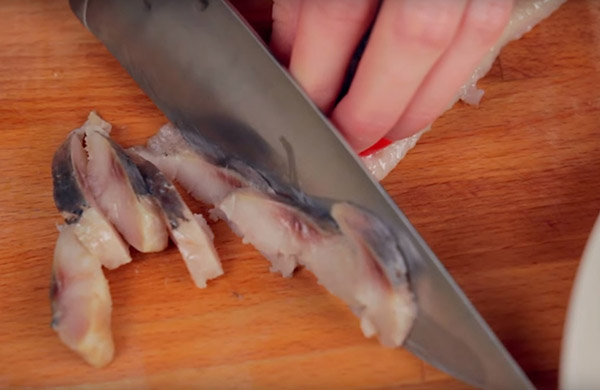 Recept voor haring onder de pelsjas voor Oud en Nieuw thuis - klassiek, rol, met appel stap voor stap