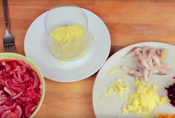 Recept voor haring onder de pelsjas voor Oud en Nieuw thuis - klassiek, rol, met appel stap voor stap