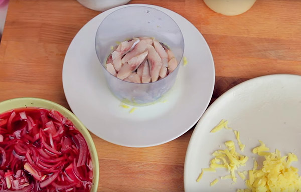 Recept voor haring onder de pelsjas voor Oud en Nieuw thuis - klassiek, rol, met appel stap voor stap