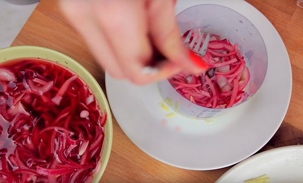Recept voor haring onder de pelsjas voor Oud en Nieuw thuis - klassiek, rol, met appel stap voor stap