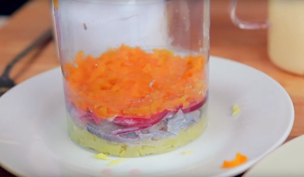 Recept voor haring onder de pelsjas voor Oud en Nieuw thuis - klassiek, rol, met appel stap voor stap
