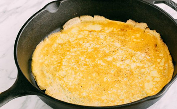 Originele recepten voor pannenkoeken op Pancake Day 2017 stap voor stap met de foto: op melk, kefir, gist, met vullingen voor elke smaak
