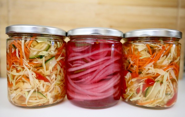 Recepten uit kool voor de winter: smakelijke salades, knuppels zonder azijn, met aspirine, zonder sterilisatie