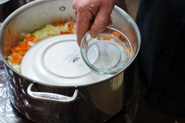 Recepten uit kool voor de winter: smakelijke salades, knuppels zonder azijn, met aspirine, zonder sterilisatie