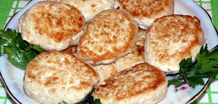 koteletten op een bord