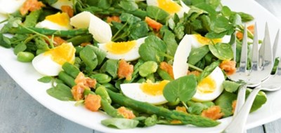 Salade met zalm en kwartelsei