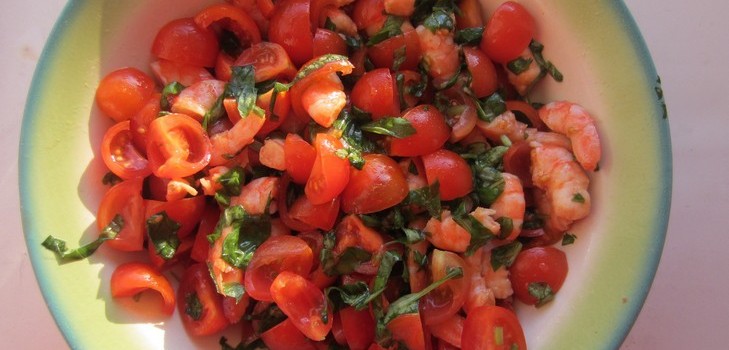 Garnalensla met tomaten
