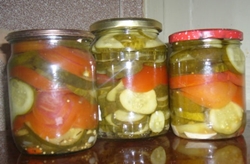 Salade van komkommers en peper voor de winter