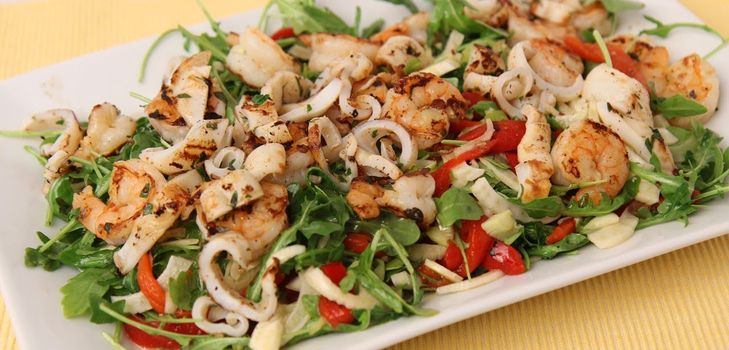 Salade met avocado en inktvis