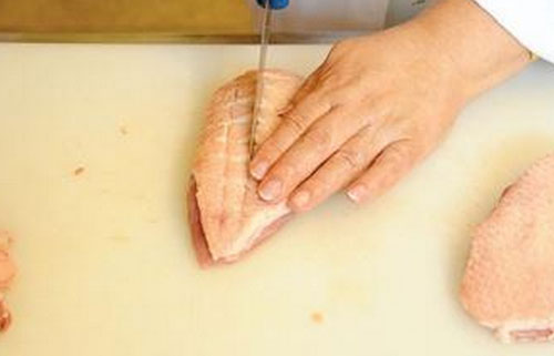 Op de borst maken we een incisie