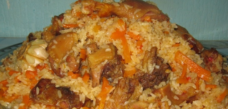 pilaf op een bord