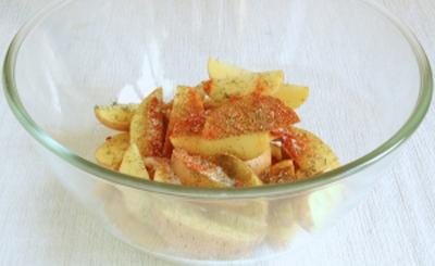 Geheimen van het koken van aardappelen op een rustieke manier