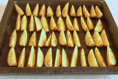 Geheimen van het koken van aardappelen op een rustieke manier