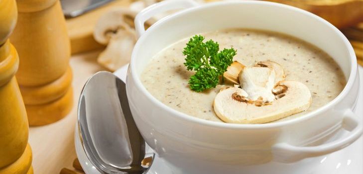 Champignonsoep is een uitstekend gerecht voor een informele tafel Champignonsoep is een uitstekend gerecht voor een informele tafel
