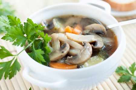 Champignonsoep is een uitstekend gerecht voor een informele tafel Champignonsoep is een uitstekend gerecht voor een informele tafel