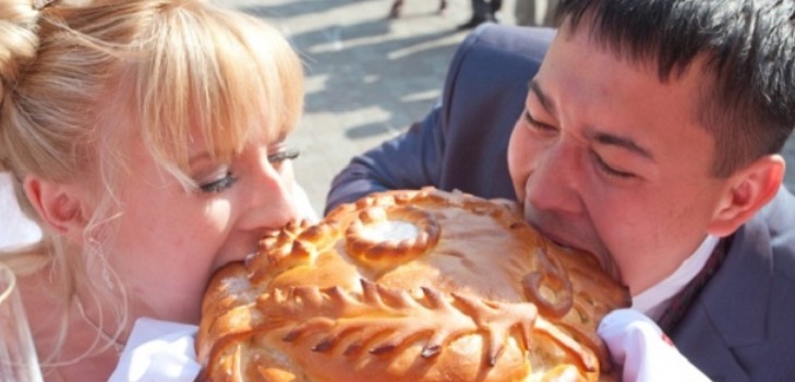 Een bruiloftsbrood met je eigen handen, een recept en een foto