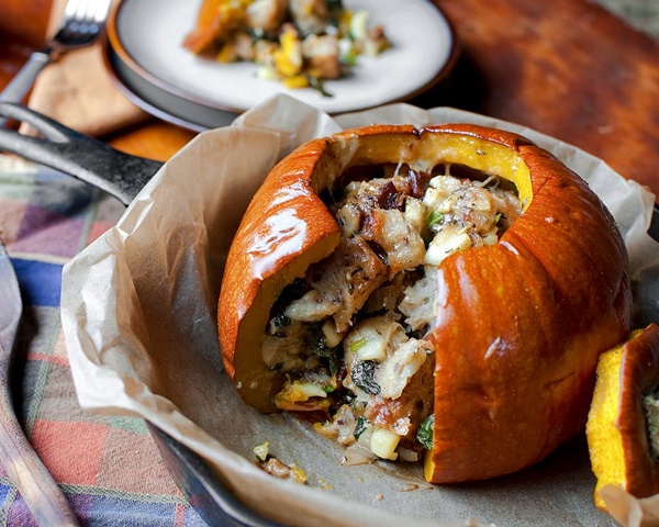 Pompoen in de oven, gevuld of gebakken met stukjes vlees, kip, gehakt: zoete pompoen met honing, appels, kwark - stap voor stap met recepten uit de foto voor de oven
