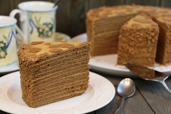 Taart in een koekepan: we bereiden zachte biscuitcakes volgens de beste recepten