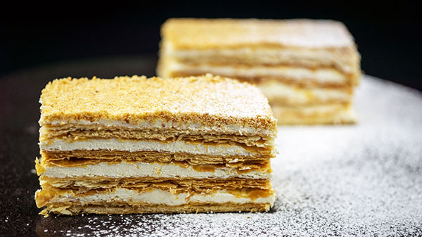 Cake "Napoleon", recepten met een foto thuis: klassiek (Sovjet), met vla, met gecondenseerde melk, van bladerdeeg
