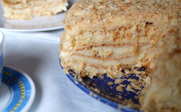Cake "Napoleon", recepten met een foto thuis: klassiek (Sovjet), met vla, met gecondenseerde melk, van bladerdeeg