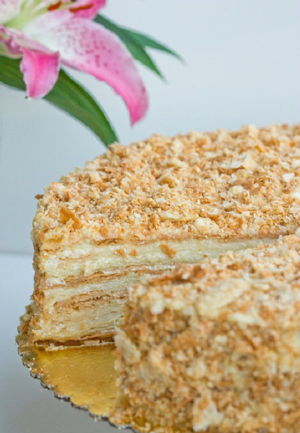 Cake "Napoleon", recepten met een foto thuis: klassiek (Sovjet), met vla, met gecondenseerde melk, van bladerdeeg