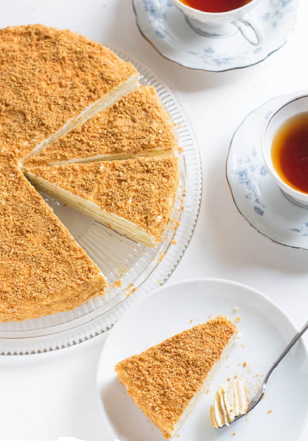 Cake "Napoleon", recepten met een foto thuis: klassiek (Sovjet), met vla, met gecondenseerde melk, van bladerdeeg