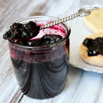 Blauwe bosbessenjam in de multivark voor de winter