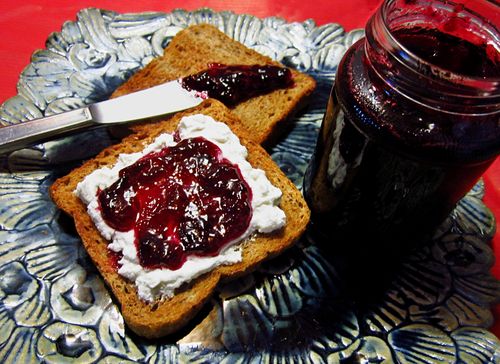 Zwarte bessenjam met appels