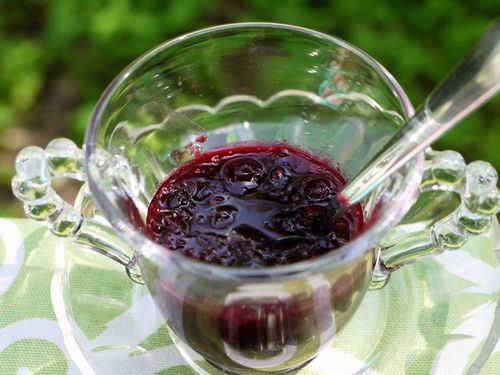 Zwarte bessenjam met noten