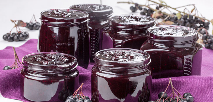 Jam van zwarte appelbes