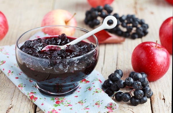 Jam van zwarte appelbes