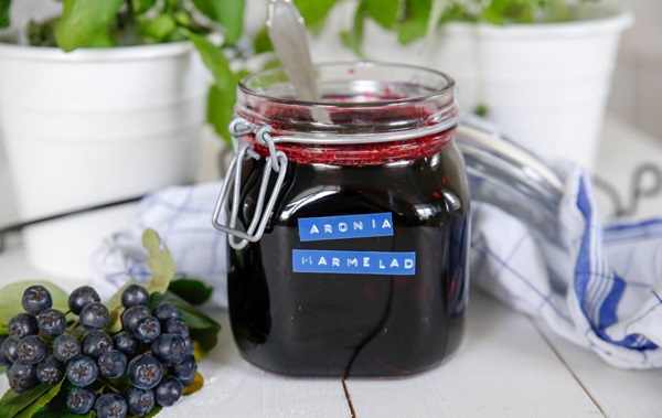 Jam van zwarte appelbes