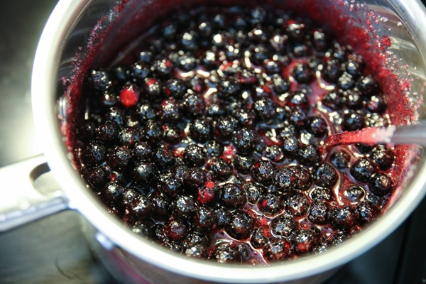 Jam van zwarte appelbes